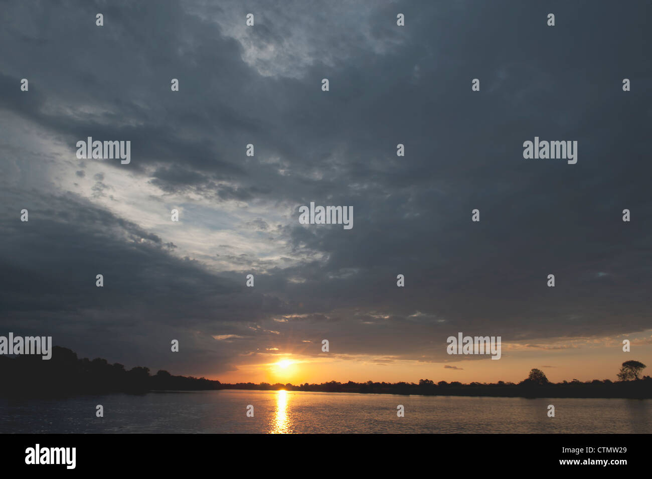 Atardecer sobre el río Kafue, Norte Parque Nacional de Kafue, Zambia Foto de stock