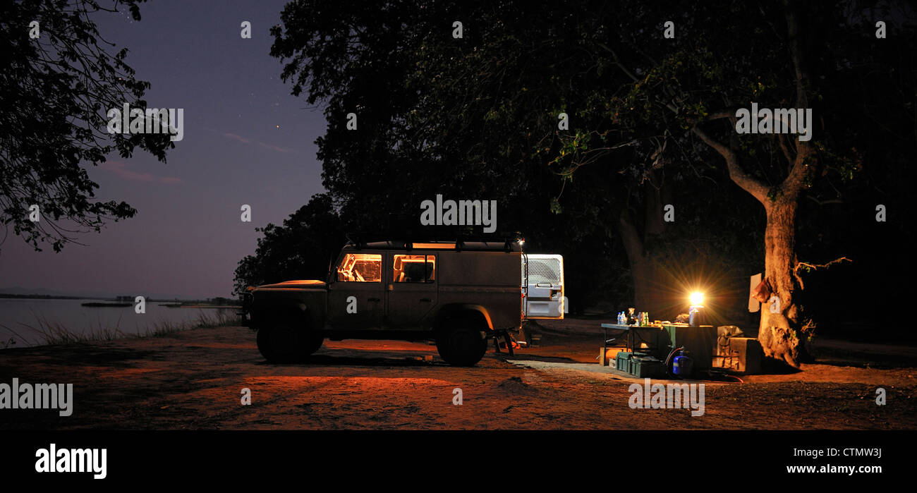 Auto Off-road y la noche camping junto al río Zambezi, Mana Pools, Valle de Zambezi, Zimbabwe Foto de stock
