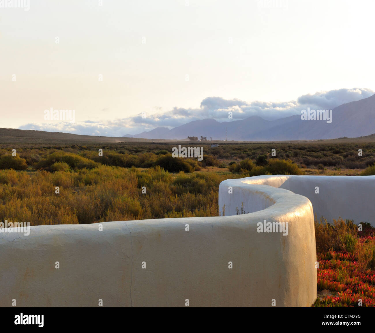 Pared Blanca en el Karoo, 1 Hotel Karoo, cerca de Touws River, Western Cape, Sudáfrica Foto de stock