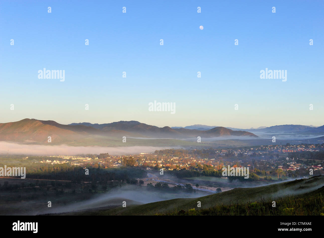 La aldea de Grayton temprano en la mañana, niebla y ajuste de luna, Overberg, Western Cape, Sudáfrica Foto de stock