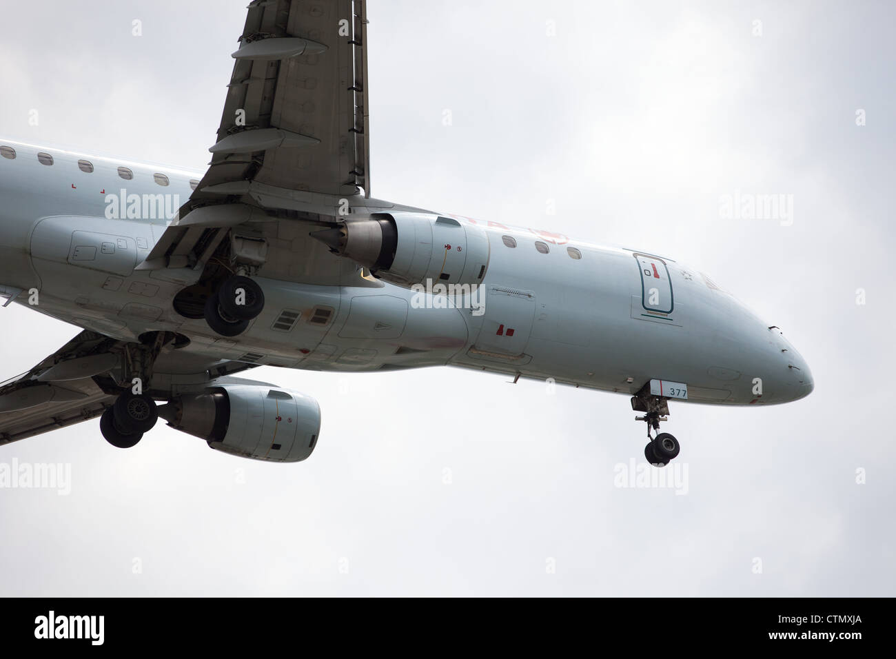 Air Canada Embraer 175 aterrizando en el Aeropuerto Pearson de Toronto, Canadá Foto de stock