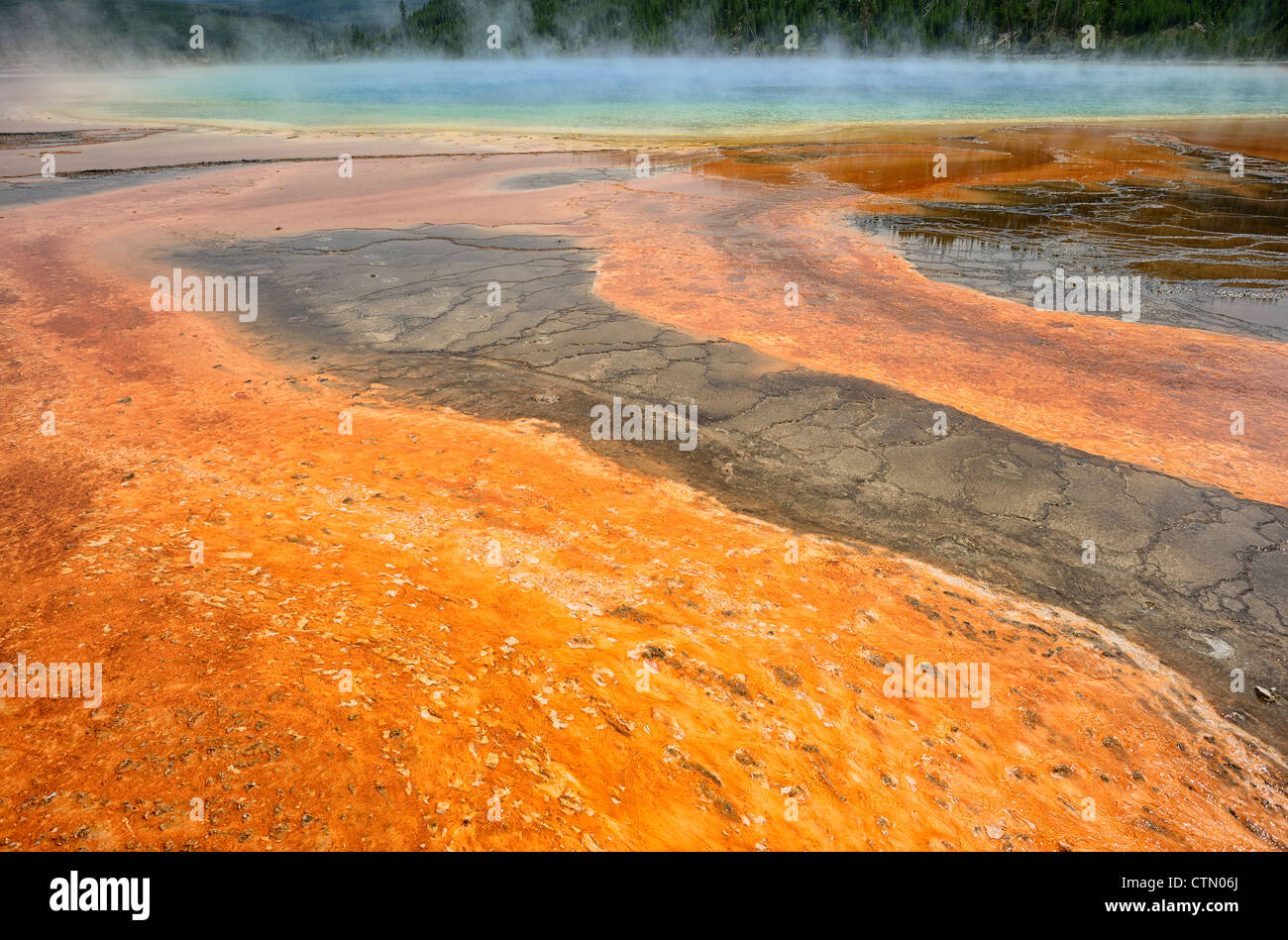 Grand Prismatic Spring y patrones abstractos en barro, Midway Geyser Basin, el Parque Nacional Yellowstone, Wyoming, EE.UU. Foto de stock