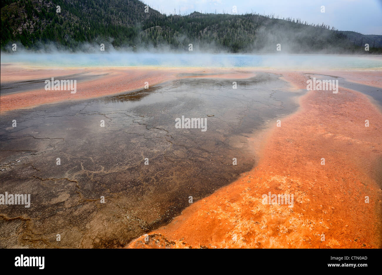 Grand Prismatic Spring y patrones abstractos en barro, Midway Geyser Basin, el Parque Nacional Yellowstone, Wyoming, EE.UU. Foto de stock