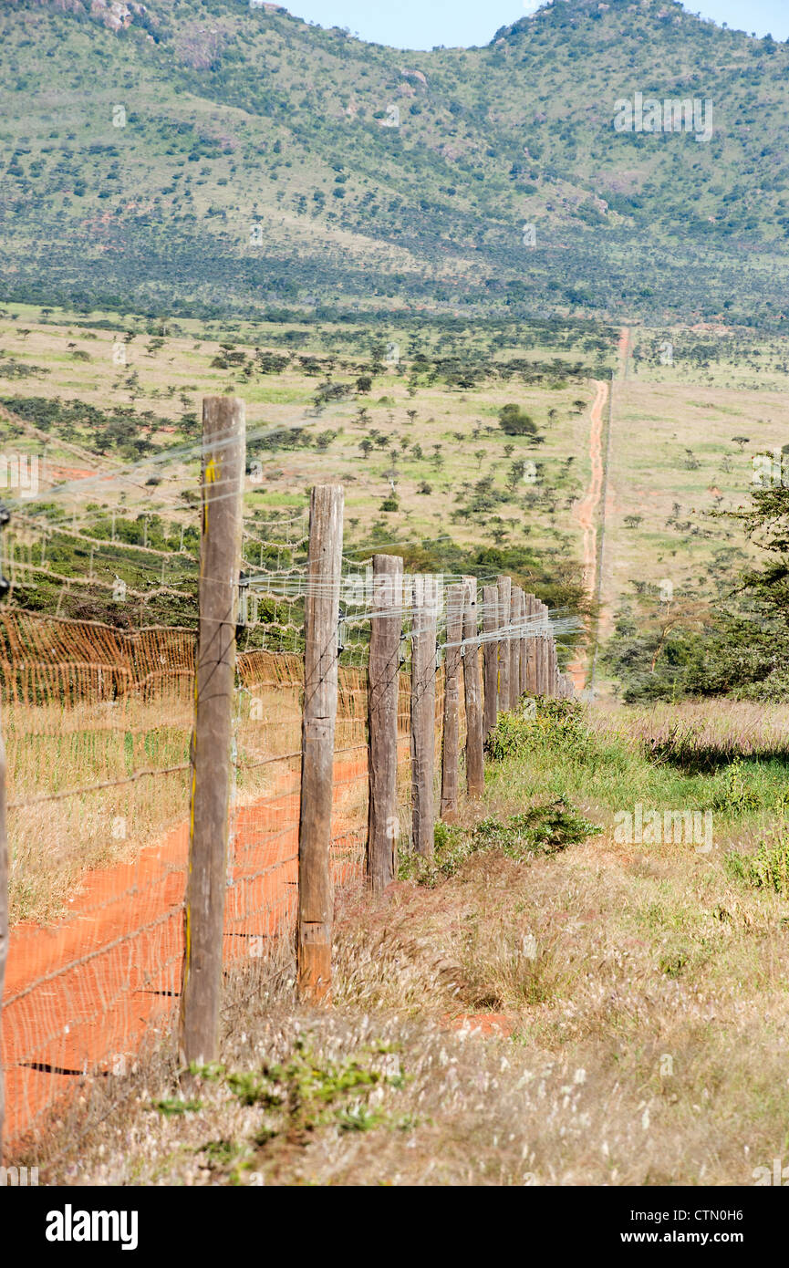 Juego eléctrico valla, Ol Jogi Ranch, Distrito Laikipa, Kenya Foto de stock