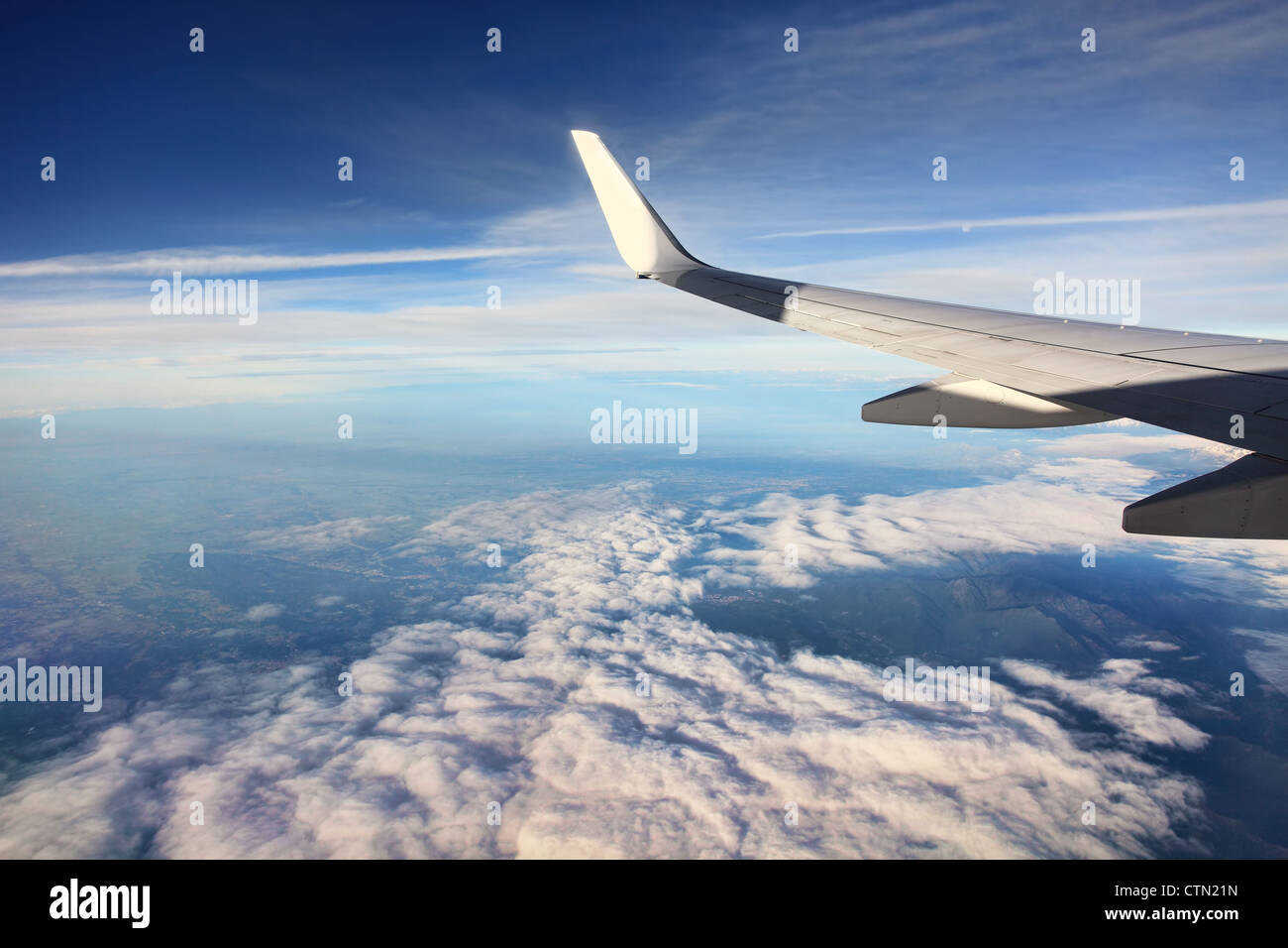 Vista aérea de las nubes blancas de ala de avión (ver). Foto de stock