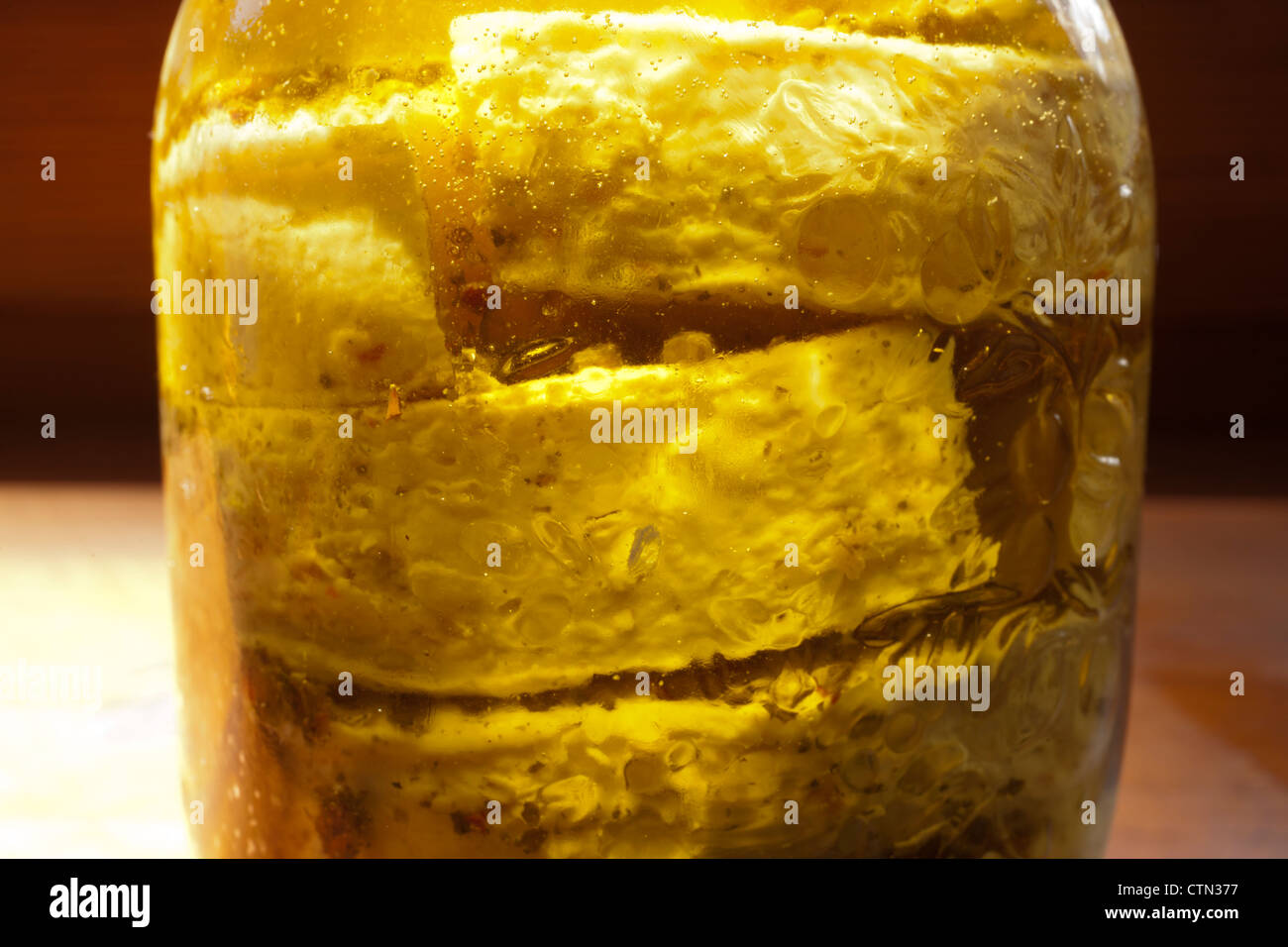 Queso italiano envasados en aceite, especialidad de Entracque, Cuneo, Italia Foto de stock