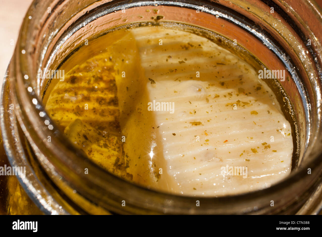 Queso italiano envasados en aceite, especialidad de Entracque, Cuneo, Italia Foto de stock