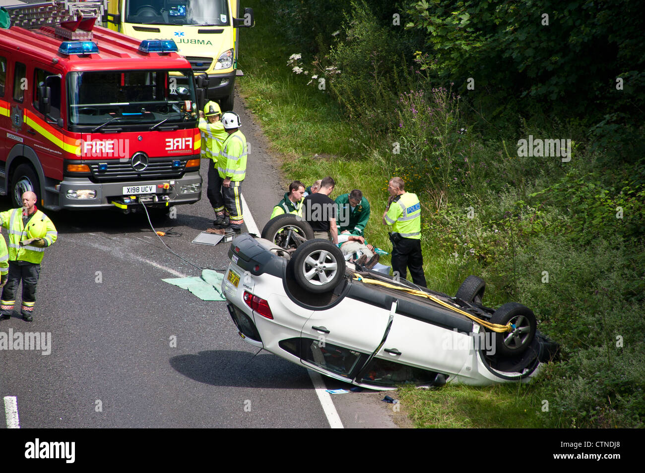 Escena de un accidente en la autovía A30 en Cornwall, donde un vehículo ha volcado y el camino bloqueado por los servicios de emergencia Foto de stock