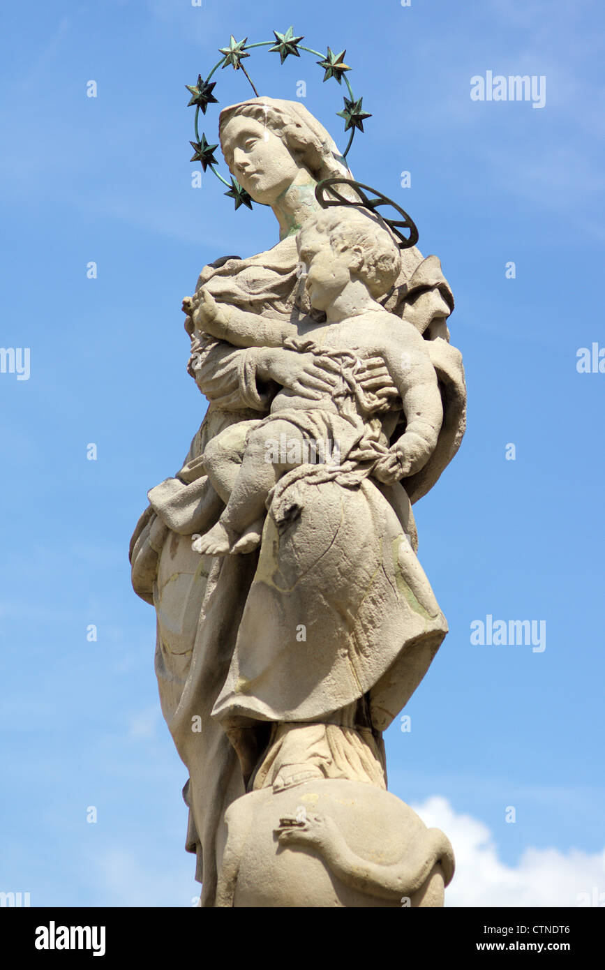 La escultura de la Virgen y el niño Ostrow Tumski Wroclaw Foto de stock