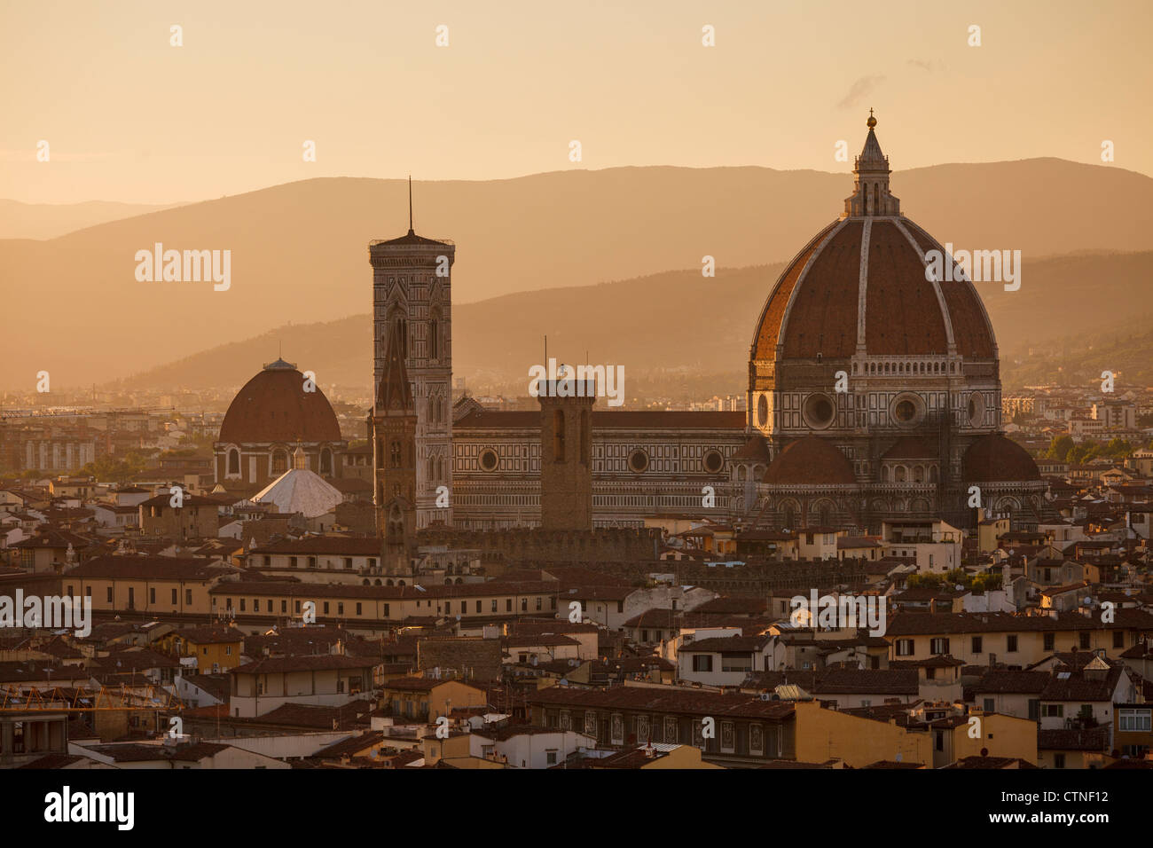 Vista de la puesta de sol de la catedral de Florencia y de la Basilica di Santa Maria del Fiore de la torre del Palazzo Vecchio Foto de stock