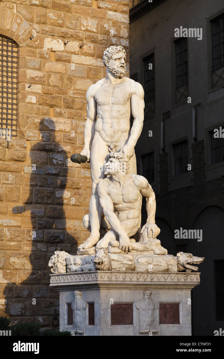 Bartolommeo Bandinelli la Estatua de Hércules y Cacus en la Piazza della Signoria, Florencia. Foto de stock