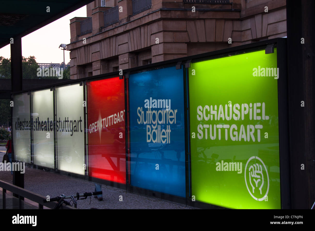 Carteles de los distintos teatros, la ópera y el ballet de Stuttgart en frente del edificio de la Opera en Stuttgart, Alemania Foto de stock