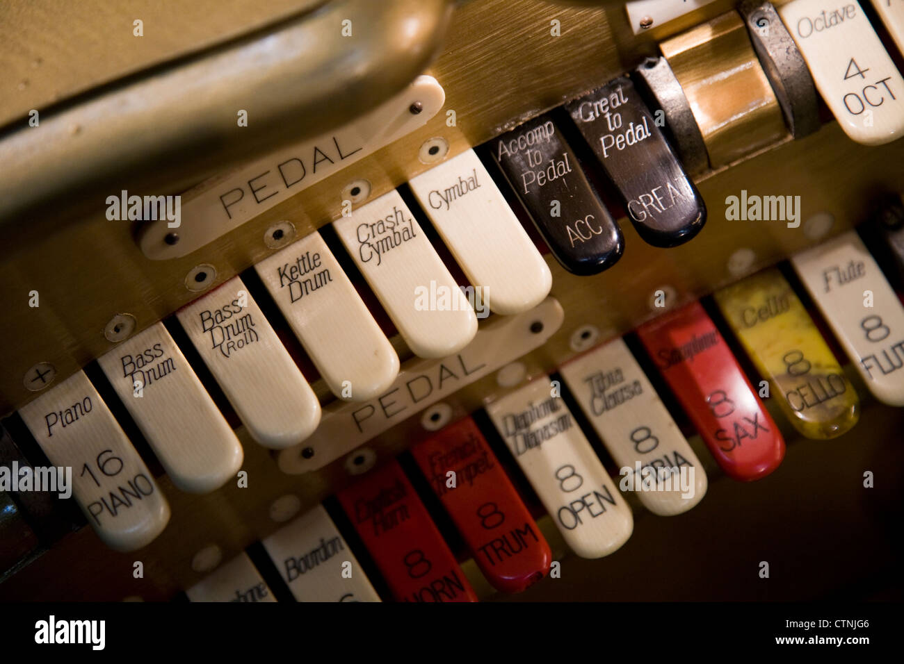 Teclado / llave tubo junta 'Stop lenguas' (teclas / selector controles) sobre cine Wurlitzer órgano. Musical Museum, Brentford. UK Foto de stock