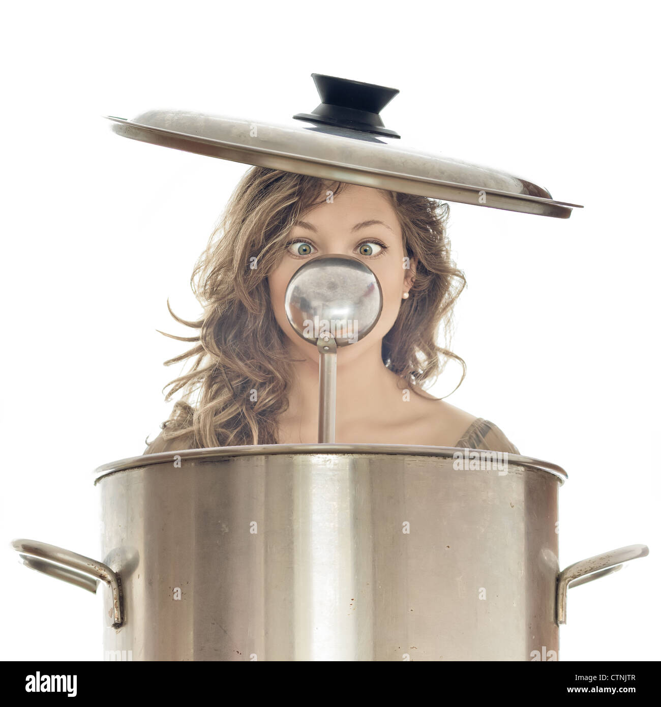 Chica en una olla con tapa y cuchara Fotografía de stock - Alamy