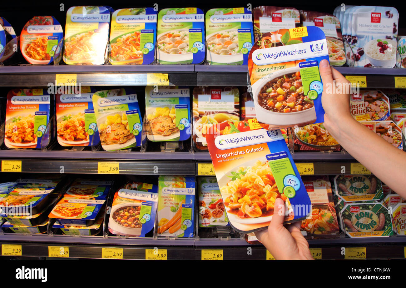 Ir de compras en un supermercado grande. Productos diferentes. Dieta Weightwachters alimentos listos para comer. Foto de stock