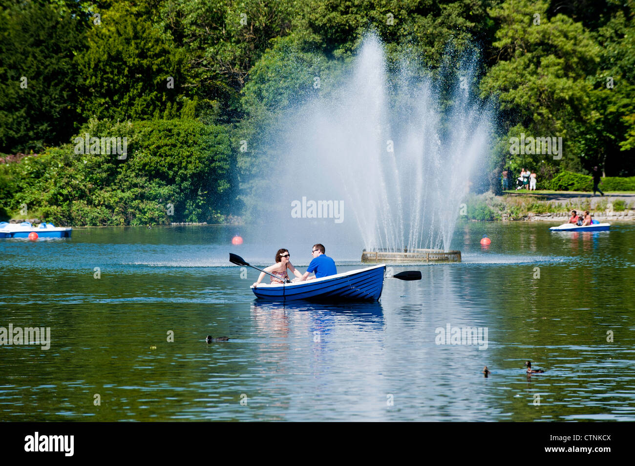 La gente disfruta canotaje en los calurosos días de verano, el parque Victoria, Hackney, Londres, Reino Unido Foto de stock