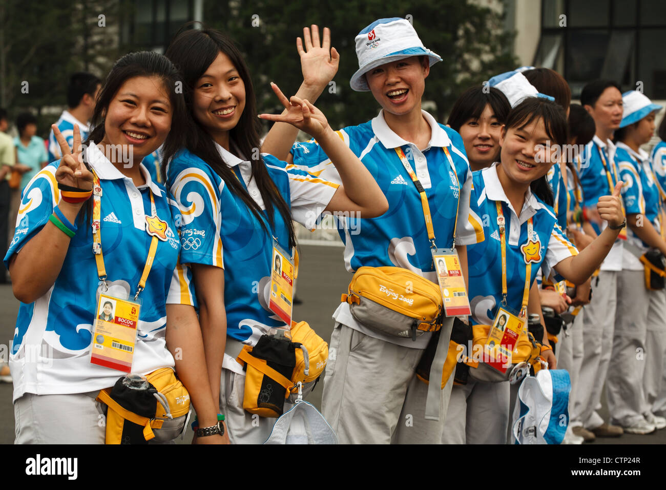 Los voluntarios olímpicos wave a los turistas durante los juegos olímpicos de verano de 2008 el 24 de agosto de 2008 en Beijing, China. Foto de stock