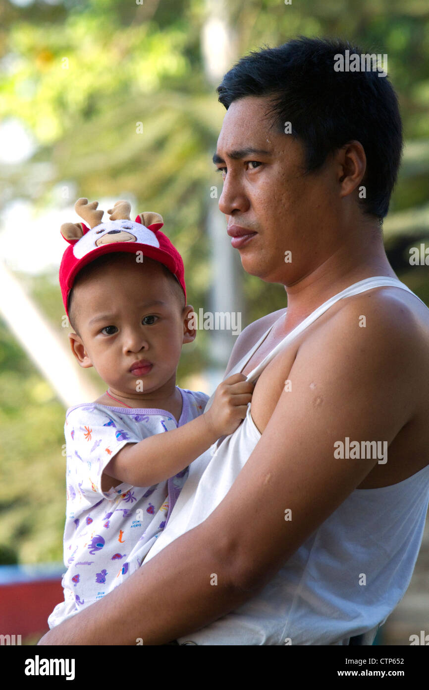 Padre e hijo birmano en Yangón (Rangún), Myanmar (Birmania). Foto de stock