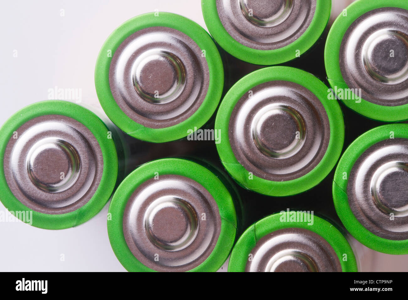 Cerca de la parte superior de batería AA,color en verde Foto de stock