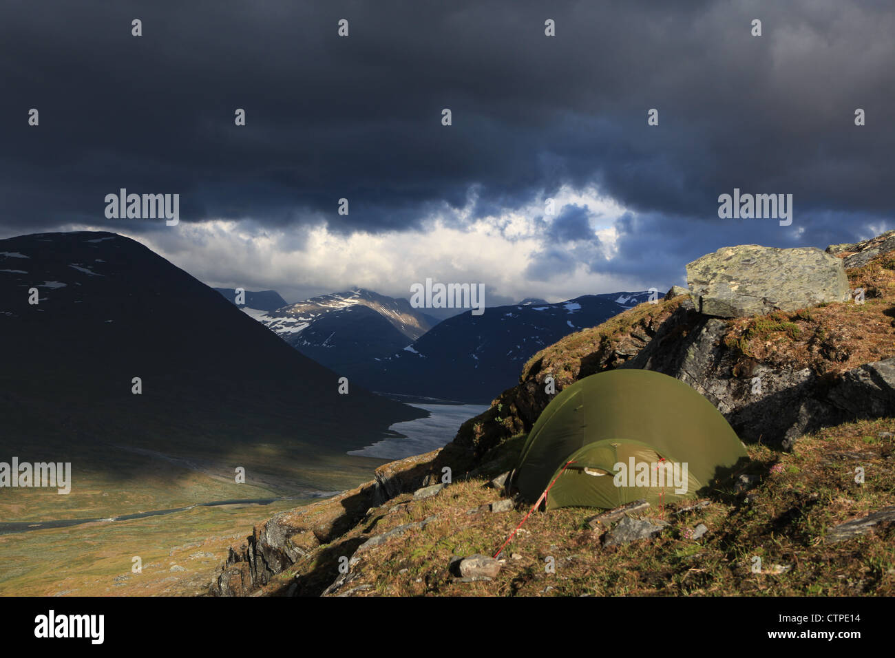 Carpa con vistas al sitio denominado Sarek/Laponia Foto de stock
