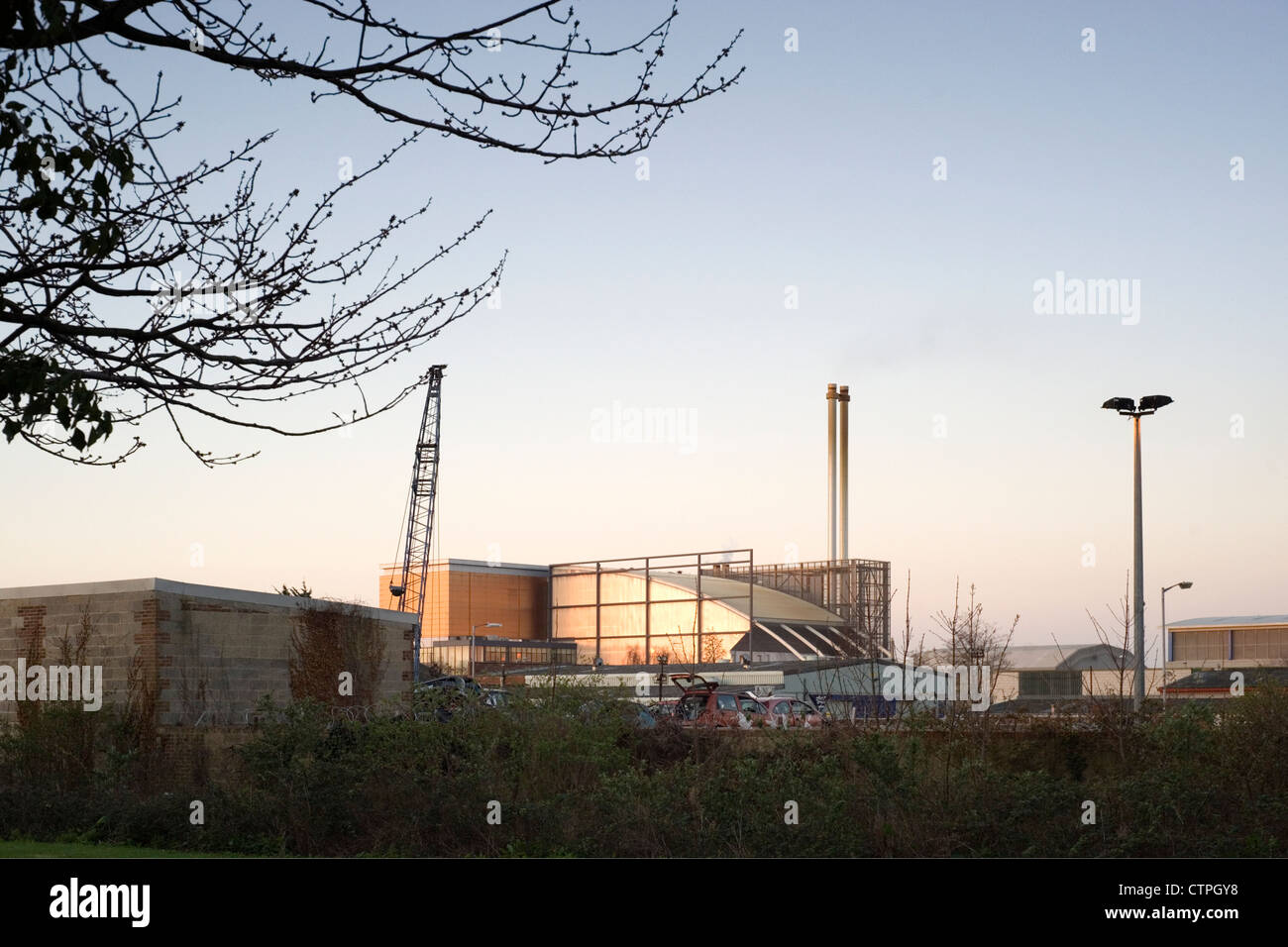 Incineración industrial compleja en la luz de la mañana temprano Foto de stock