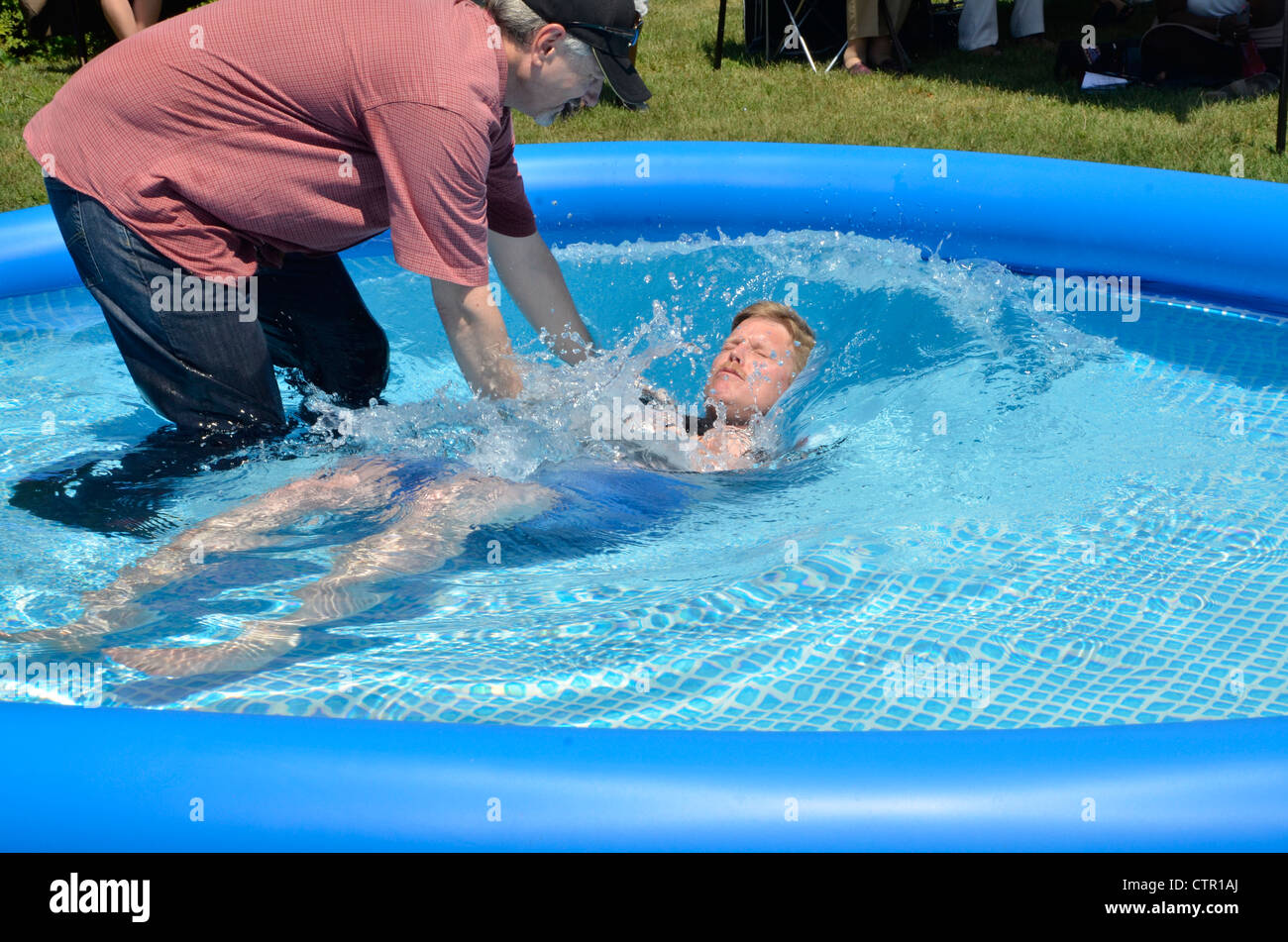 El hombre es bautizado en una piscina exterior en Riverdale Park, Maryland Foto de stock