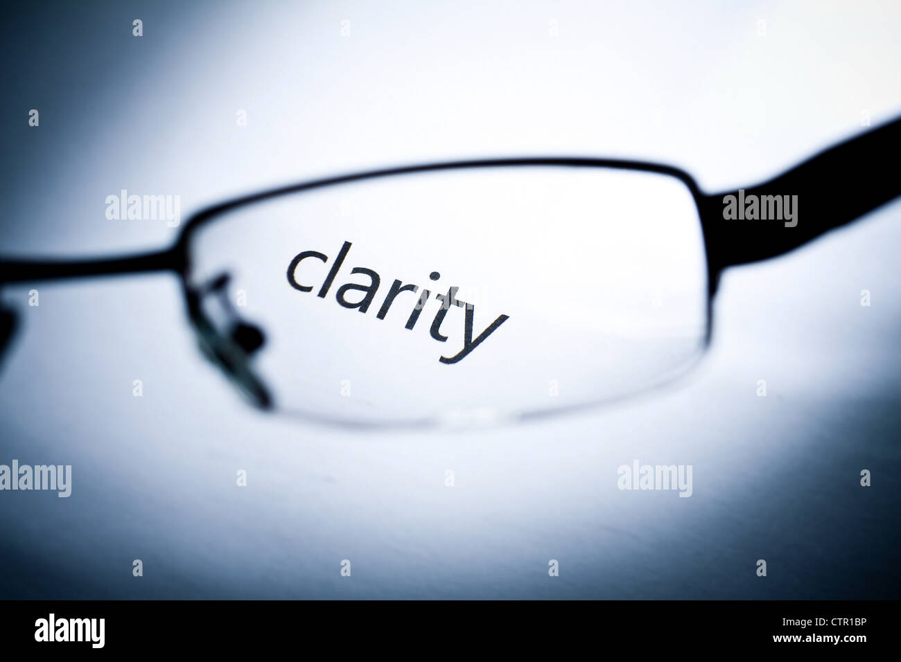 La palabra "claridad" visto desde una gafas. Foto de stock