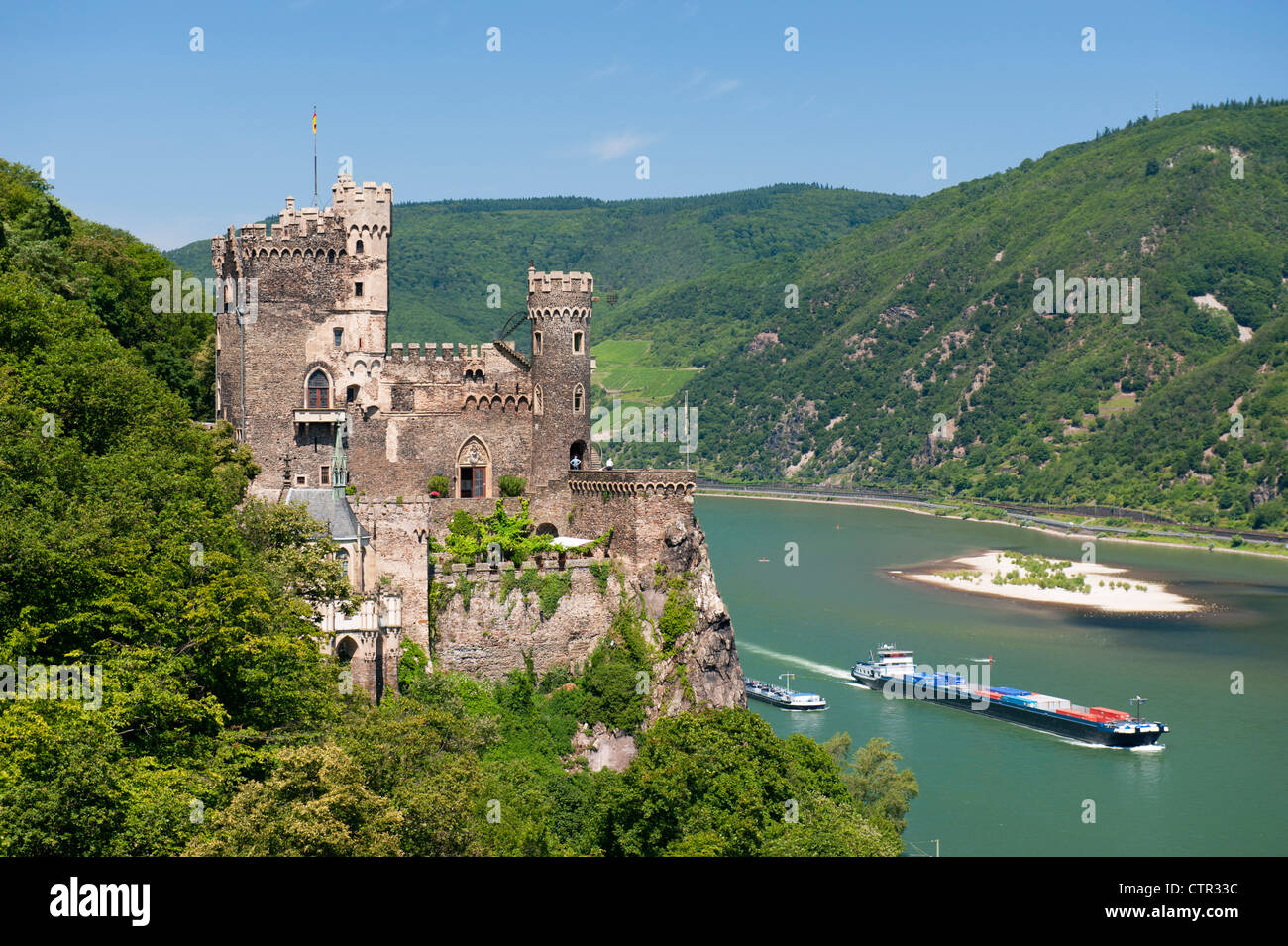 Burg Rheinstein castillo por encima del río Rin en Alemania Foto de stock