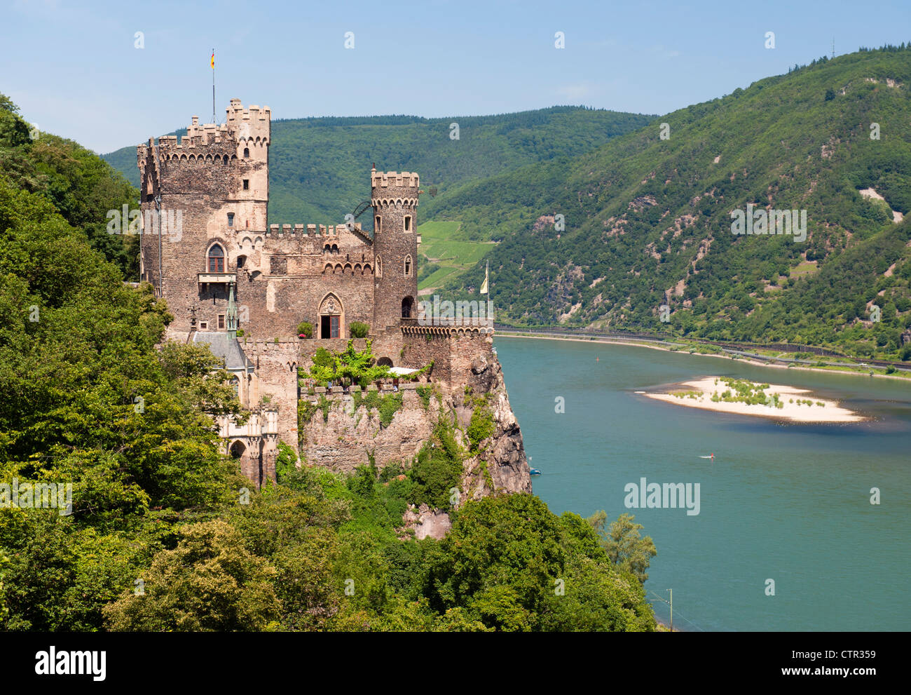 Burg Rheinstein castillo por encima del río Rin en Alemania Foto de stock