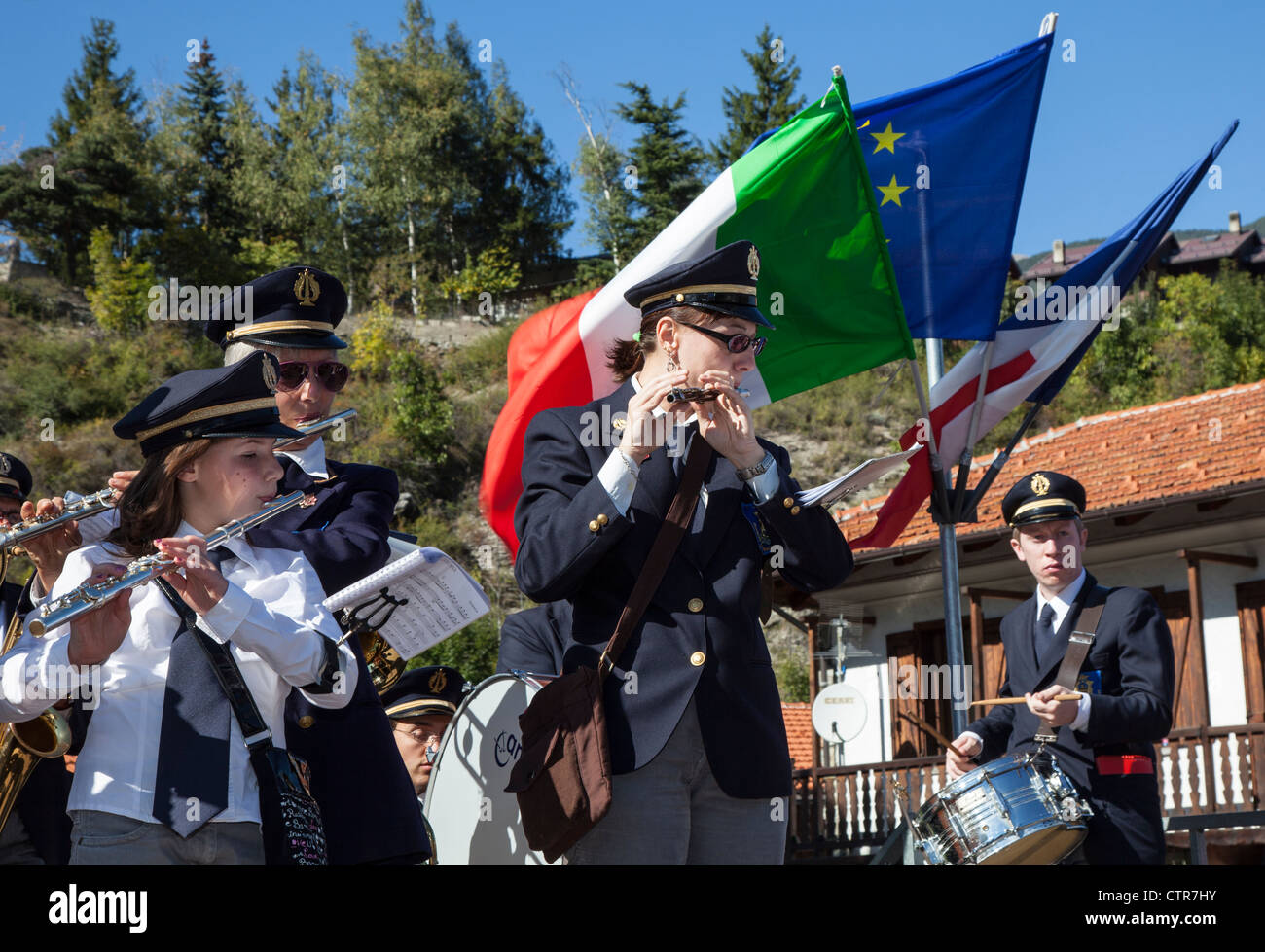 Ciudad italiana de banda tocando instrumentos musicales en un festival de Oulx, Piamonte, Italia Foto de stock