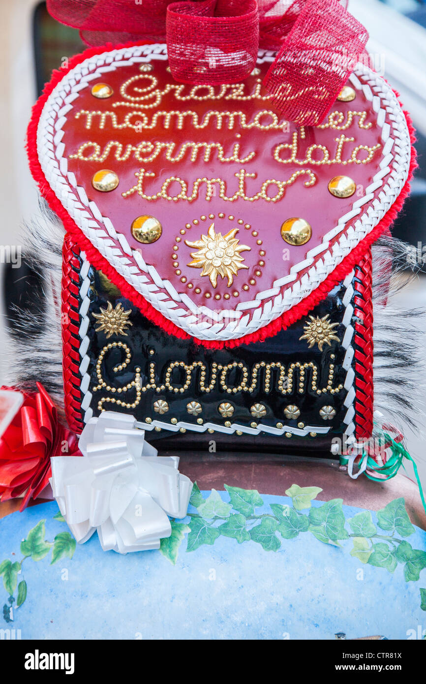Cuero de vaca decorativo italiano bell accesorio utilizado en procesional y otros eventos con los animales. Oulx, Piamonte, Italia Foto de stock