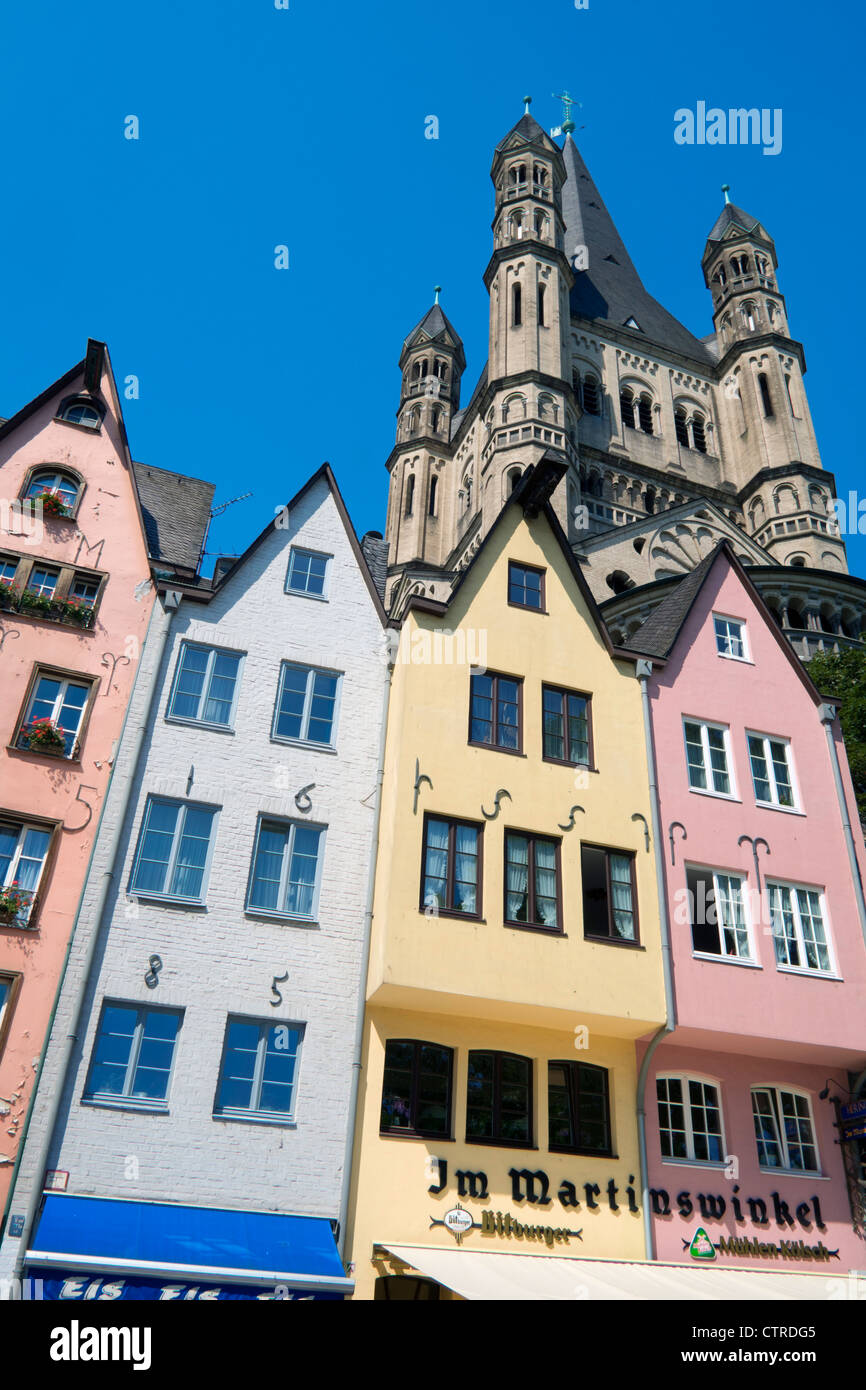 Colorido históricos edificios antiguos en el Fischmarkt en el casco antiguo o Altstadt en Colonia Alemania Foto de stock