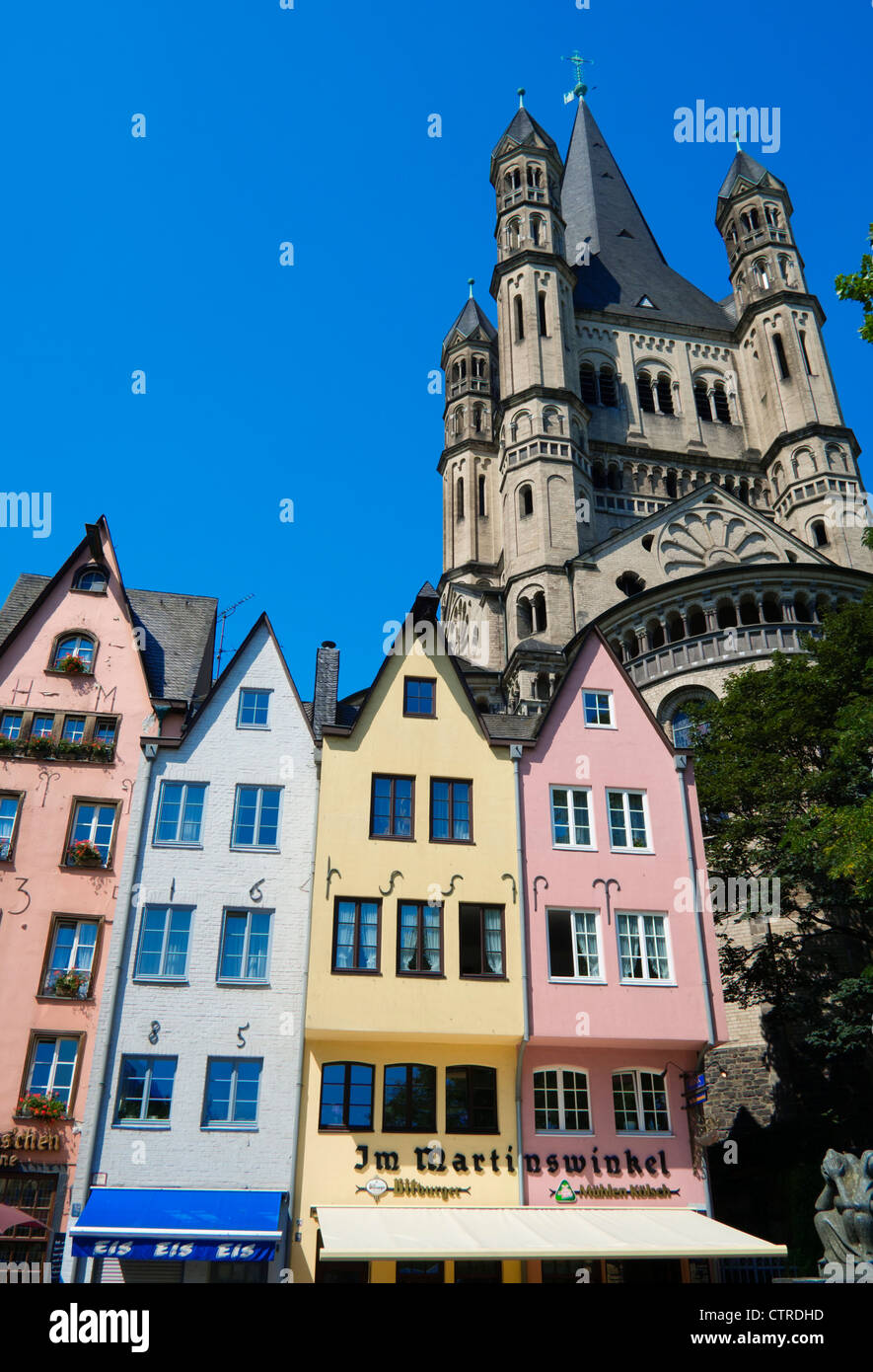 Colorido históricos edificios antiguos en el Fischmarkt en el casco antiguo o Altstadt en Colonia Alemania Foto de stock