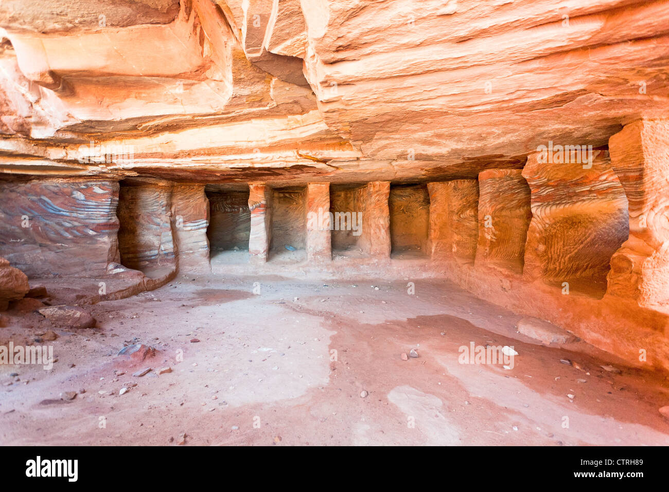 Interior de tumba antigua o de la vivienda en cueva de piedra arenisca en Petra, Jordania Foto de stock