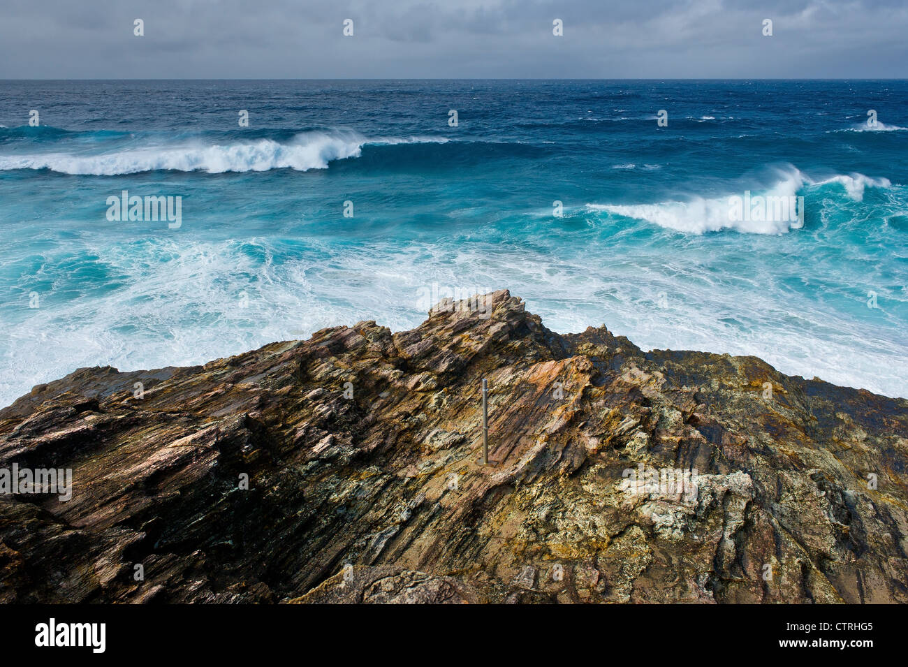 El mar embravecido frente a la costa de North Stradbroke Island en Queensland Foto de stock