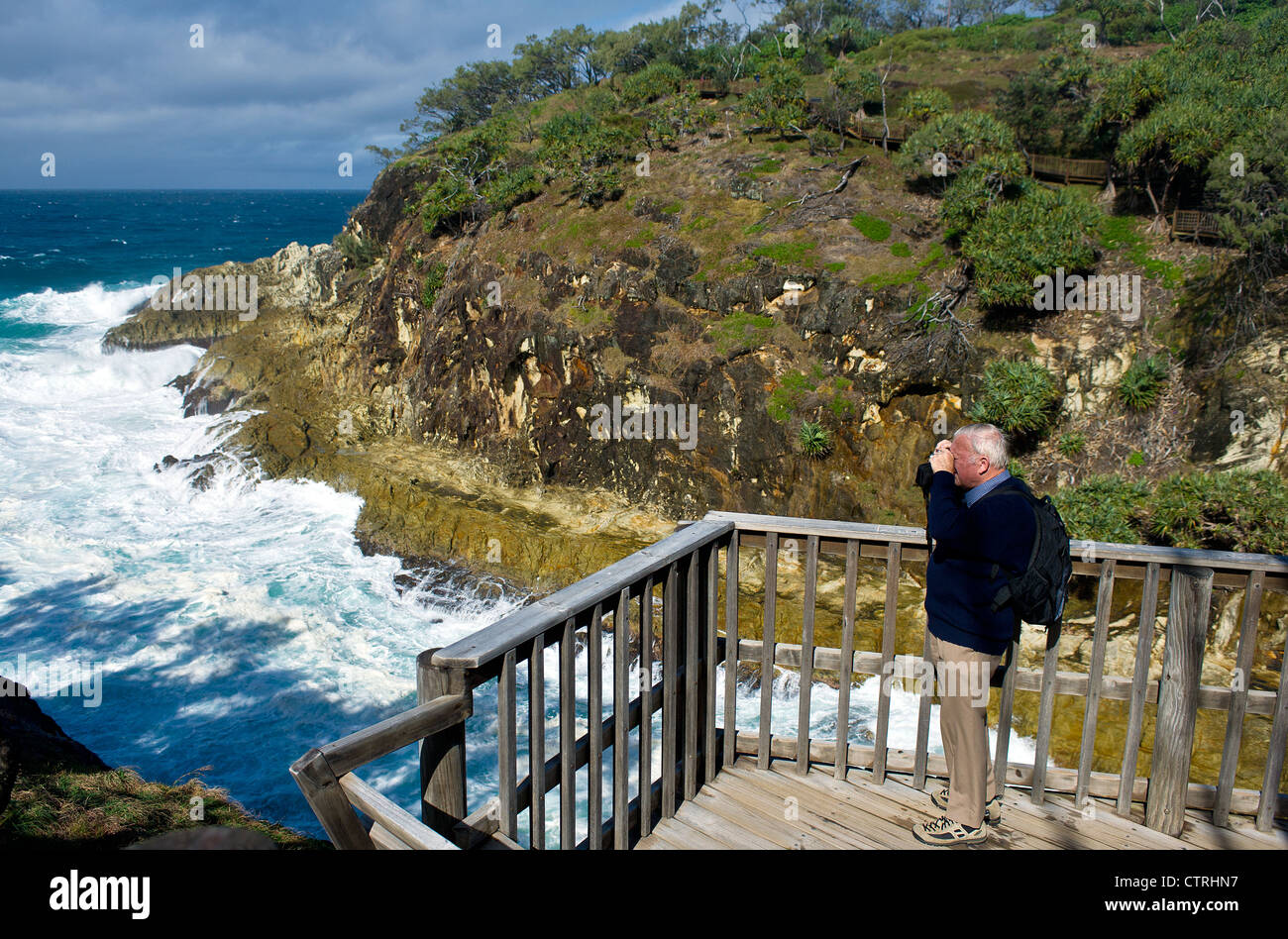 Un turista tomando una fotografía del Norte Gorge en North Stradbroke Island en Queensland Foto de stock