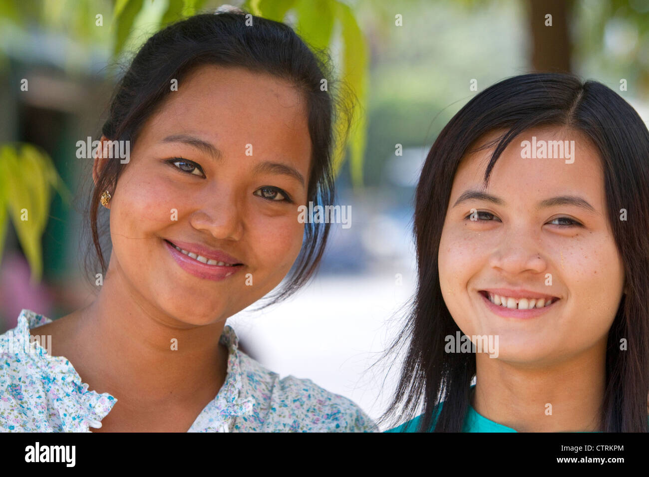 Retrato de dos niñas birmano en Yangón (Rangún), Myanmar (Birmania). Foto de stock