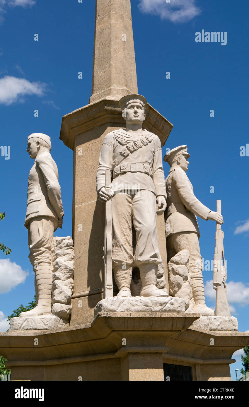 Builth Wells War Memorial figuras de piedra de militares. Foto de stock