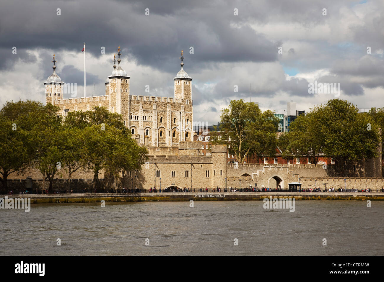 Torre de Londres en la orilla norte del río Támesis, Londres, Inglaterra. Foto de stock