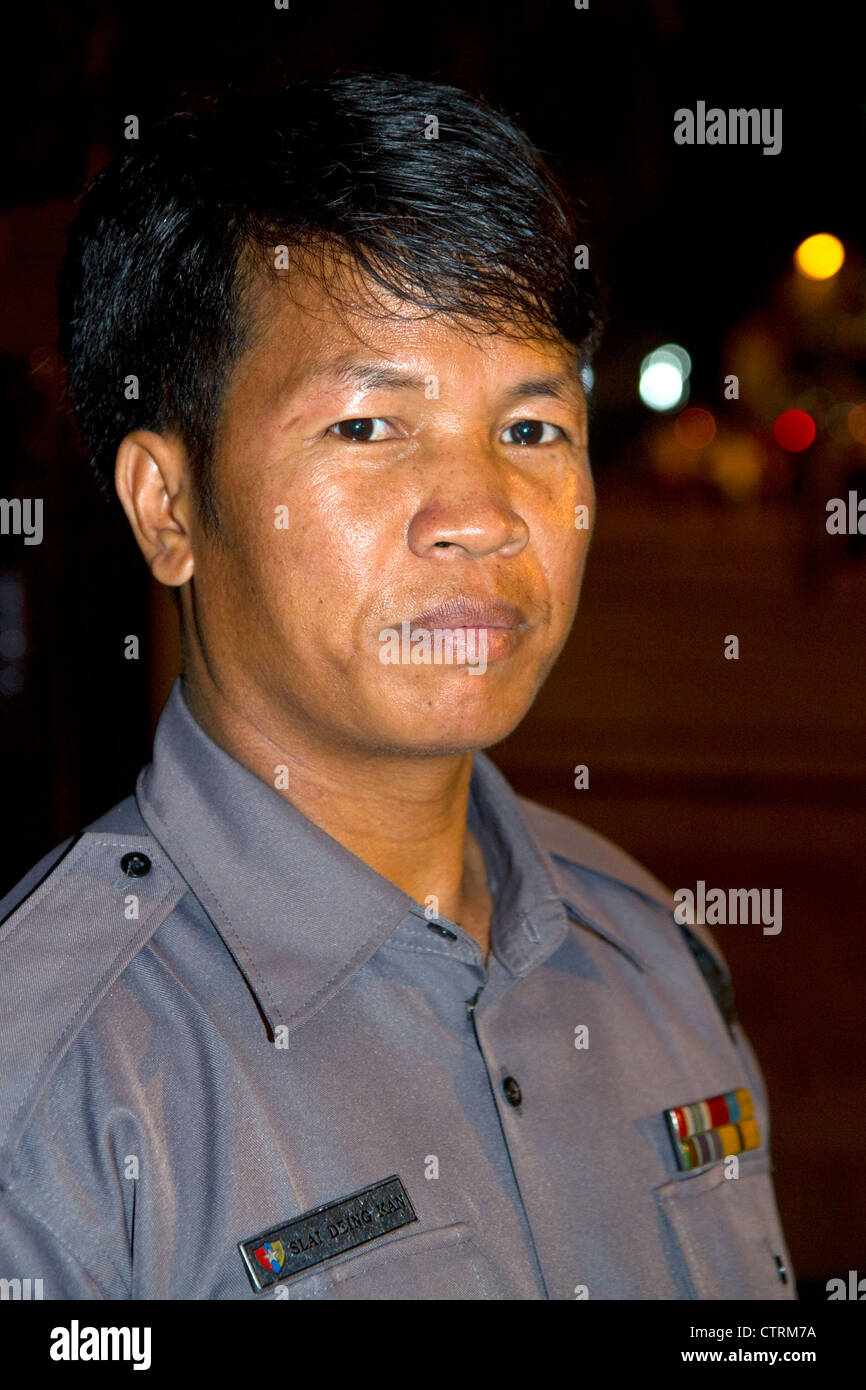 Oficial de policía birmano en Yangón (Rangún), Myanmar (Birmania). Foto de stock