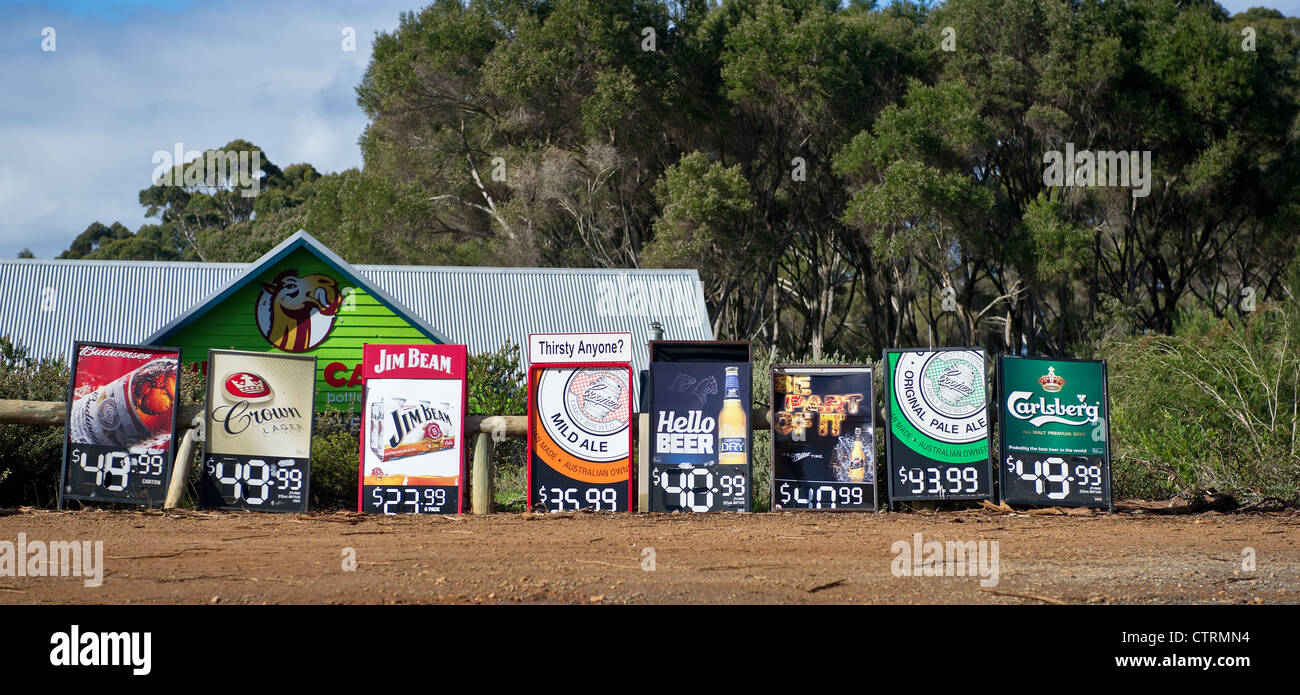 Carteles de publicidad para la venta de cerveza en una carretera en el oeste de Australia. Foto de stock