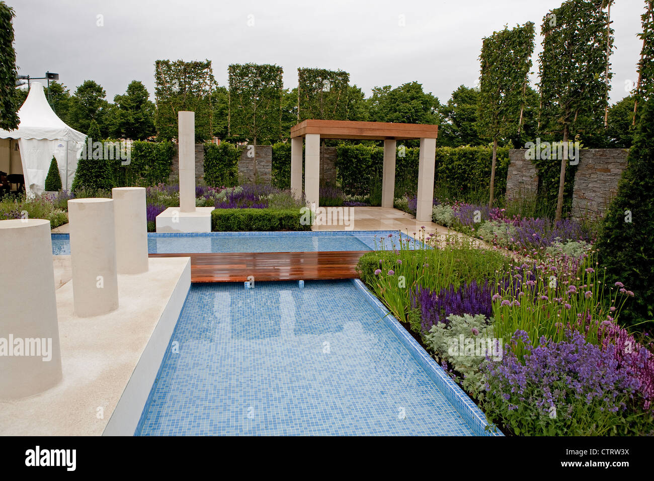 Una piscina en el jardín en Hampton Court Palace Flower Show 2012 Foto de stock