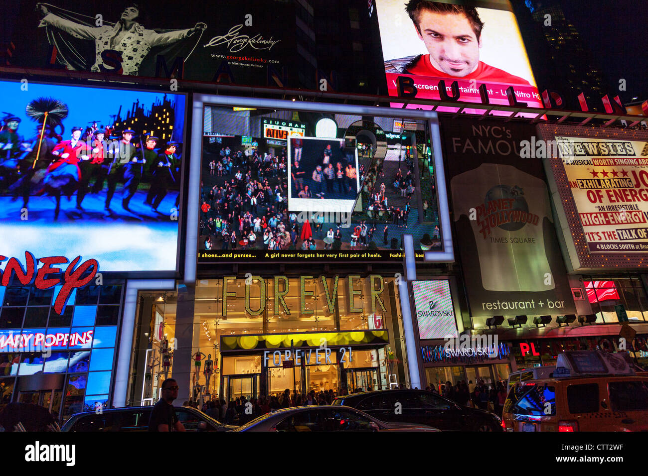 Luces nocturnas y tableros publicitarios incluyendo live web cam en la plaza  Times Square de Manhattan, Nueva York, fuera de las ciudades modernas de la  calle Fotografía de stock - Alamy