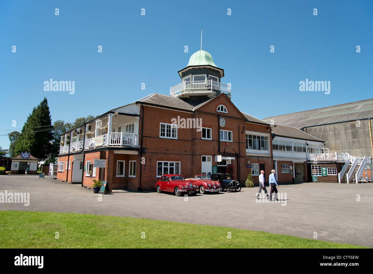 El Club House en Brooklands Museum, Brooklands, Weybridge, Surrey, Inglaterra, Reino Unido Foto de stock