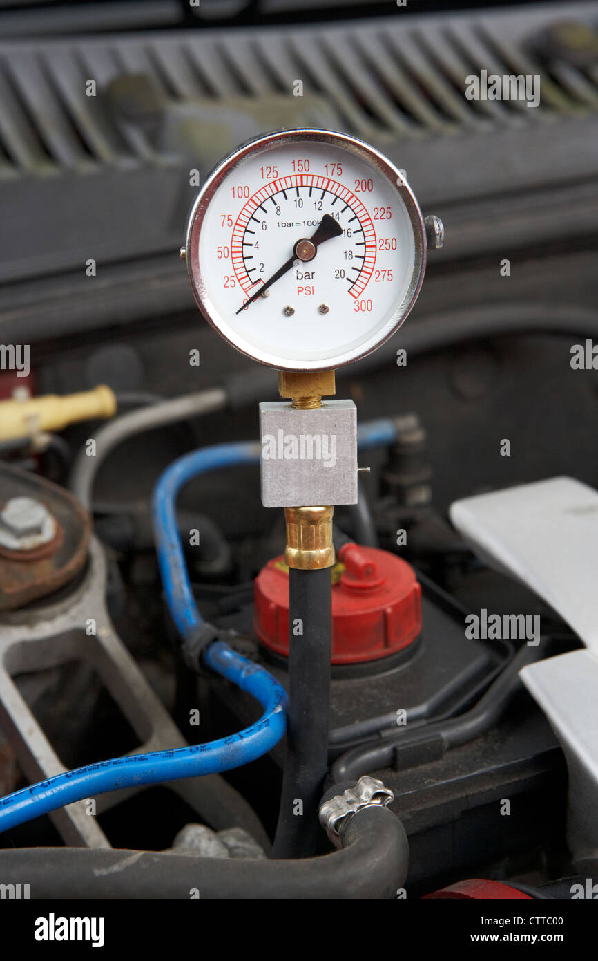 Mediante un comprobador de compresión para medir la compresión en el  cilindro del motor de un coche mostrando lectura cero Fotografía de stock -  Alamy