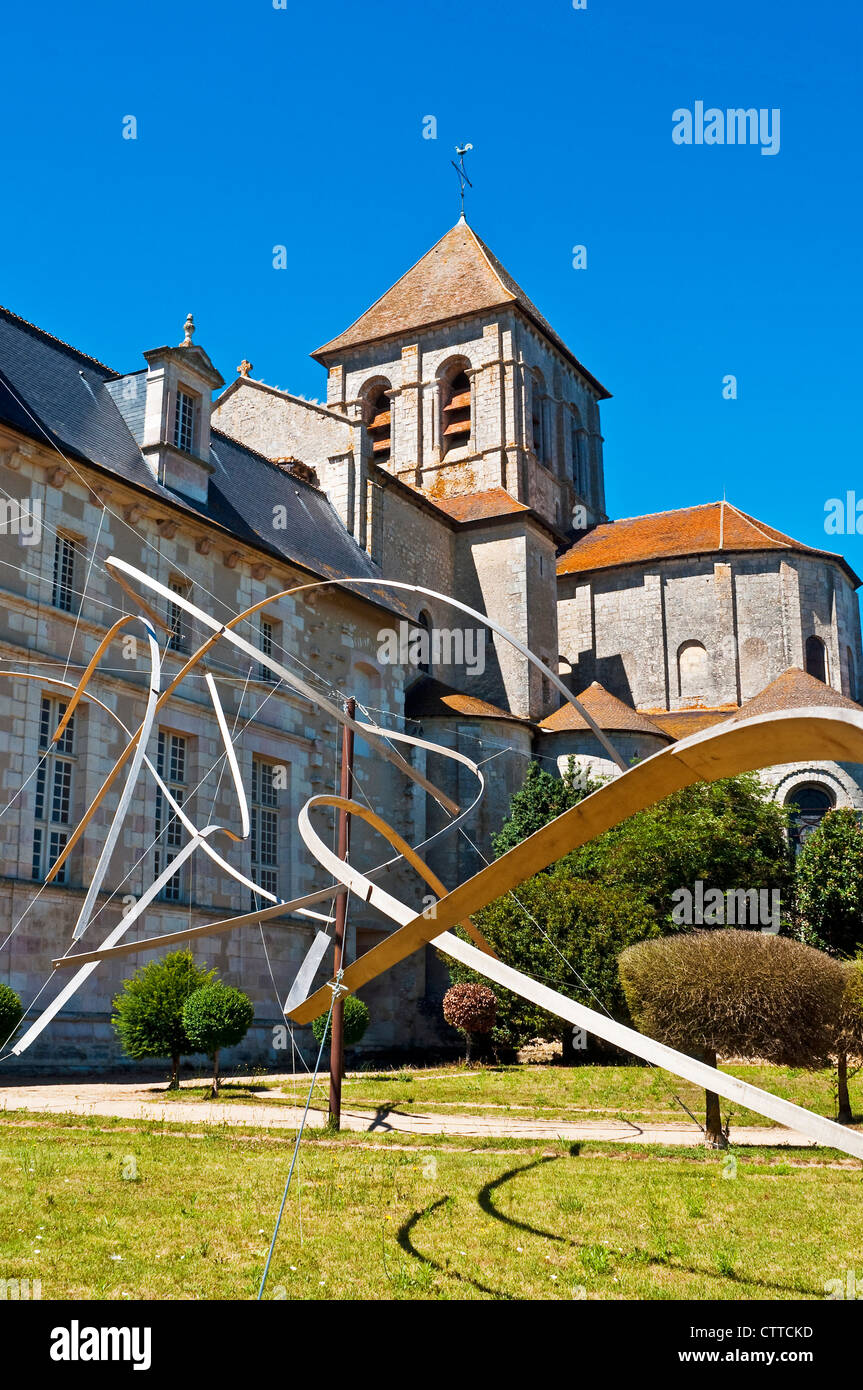 Escultura Moderna en el jardín de la Abadía de Saint-Savin, Vienne, Francia. Foto de stock