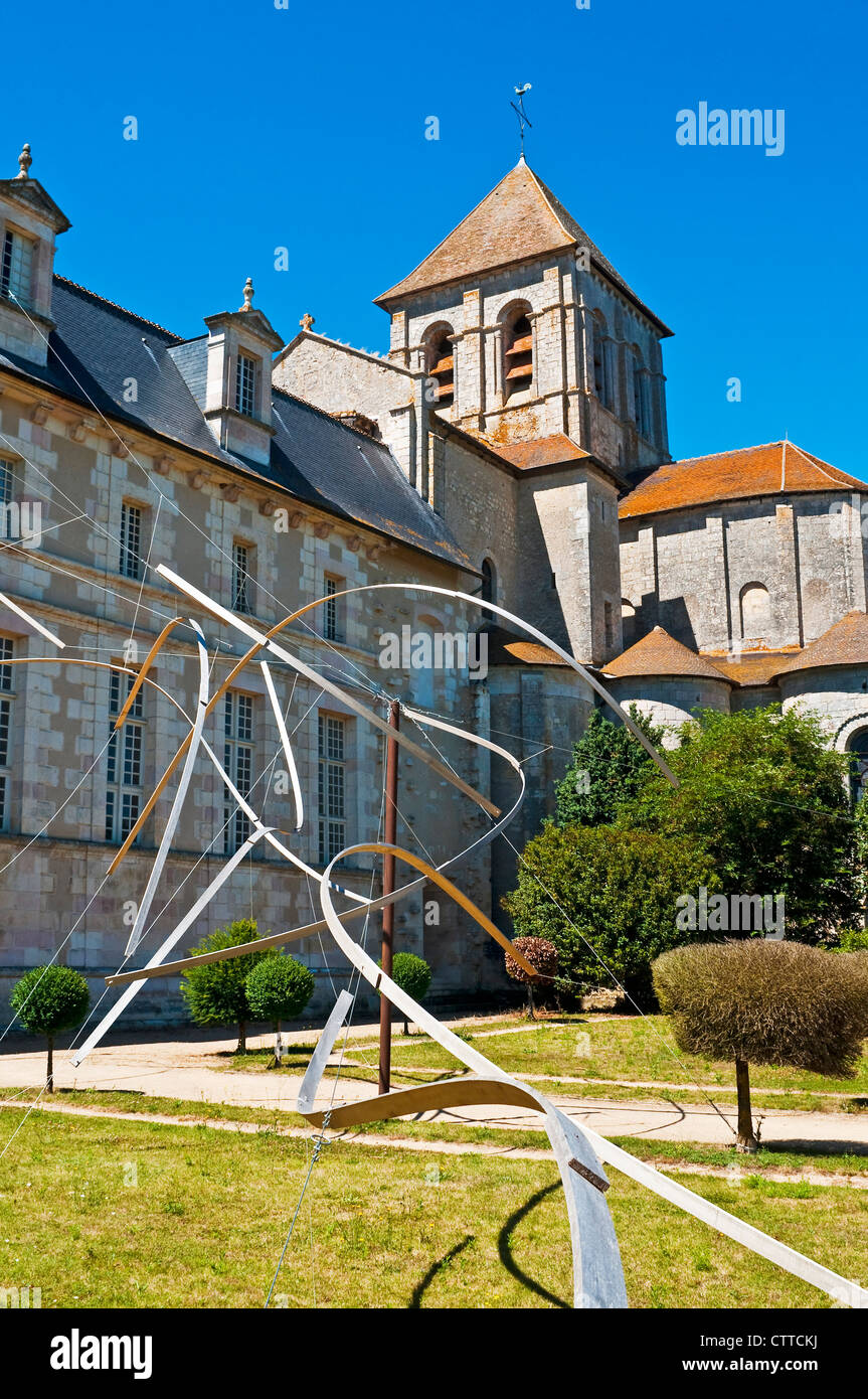 Escultura Moderna en el jardín de la Abadía de Saint-Savin, Vienne, Francia. Foto de stock