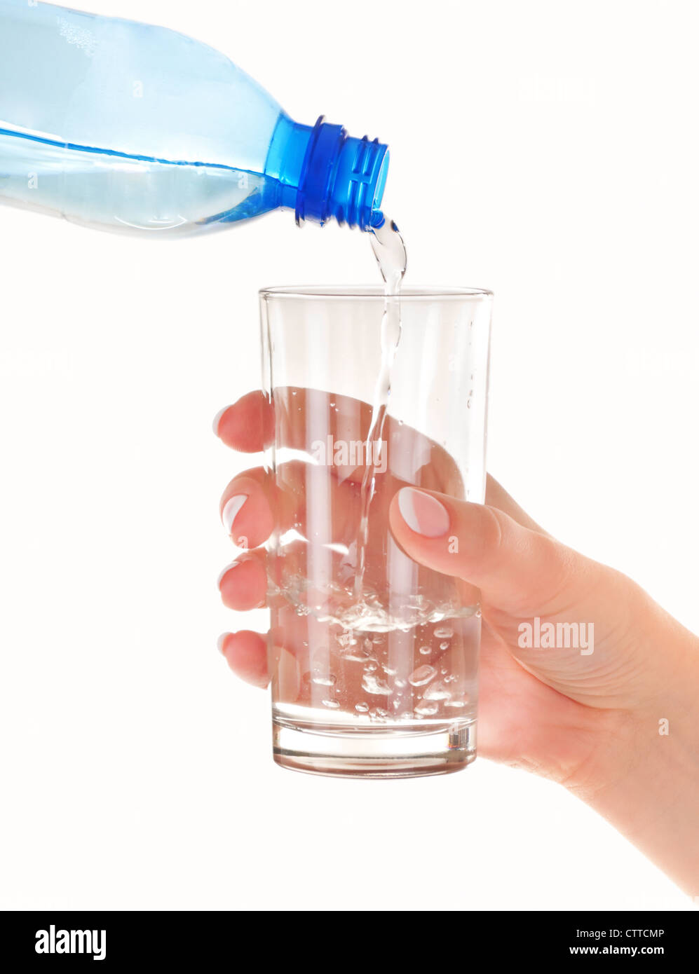 Vidrio En Mano Femenina Está Vertiendo Botella Azul De Plástico Con Agua Limpia Sobre Fondo 7661