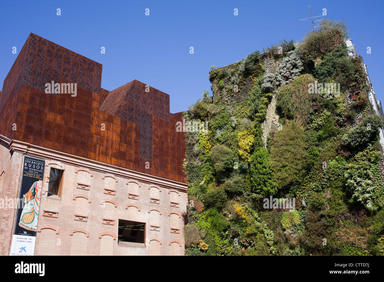 CaixaForum Madrid por Herzog & de Meuron y la instalación de plantas que crecen en la pared por Patrik Blanc en Madrid, España. Foto de stock