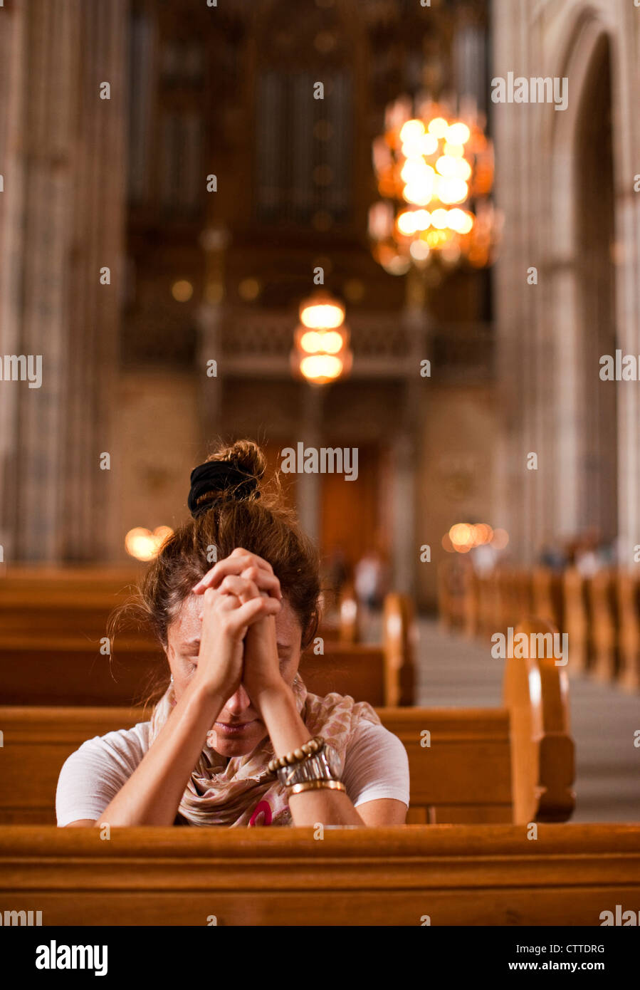 Una mujer rezando en la Catedral de Uppsala. Uppsala, Suecia. Foto de stock